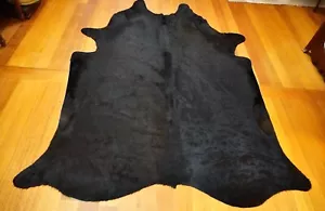 A Big & Beautiful Jet Black Aberdeen Angus Cowhide Rug - Foto 1 di 9