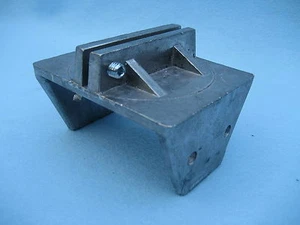 SUPER DUTY STREET NAME SIGN BRACKET FOR 4" X 4" WOOD POSTS - EXTRUDED BLADE - Picture 1 of 2