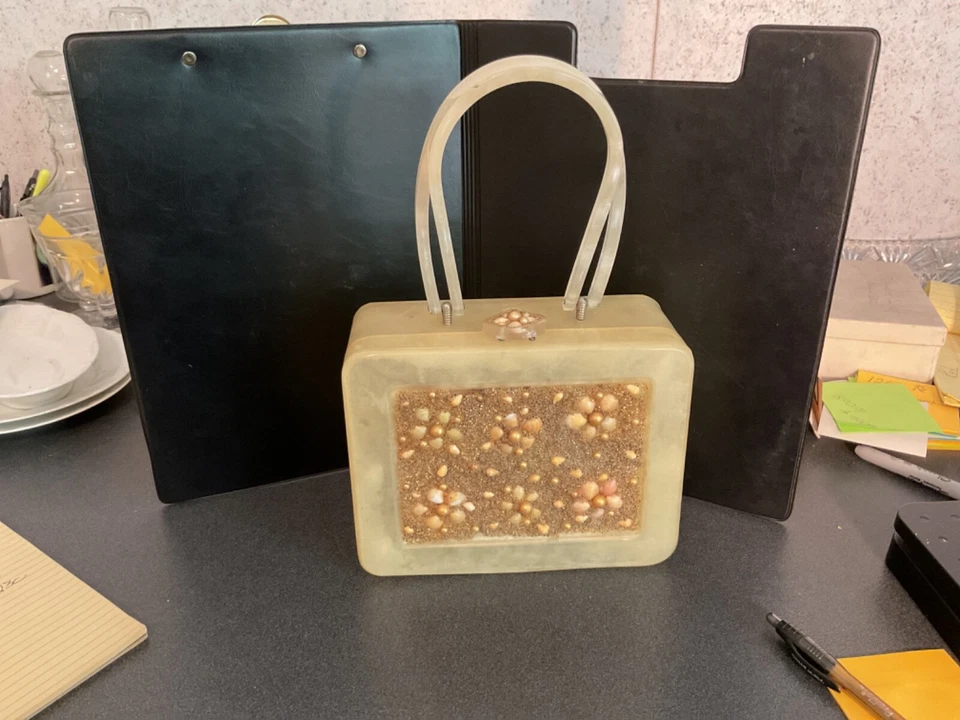 Monedero/caja Lucite vintage Wilardy años 50. conchas perladas y arena. Foto 1 de 4