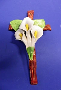 Cruz Cristiana de Pared con Tres Flores de Lirio de Cala Cerámica Cerámica 10" de Alto - Imagen 1 de 6