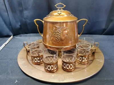 Punzón Jugendstil vintage de cobre y latón, 6 vasos con soportes de cobre en bandeja Foto 1 de 4