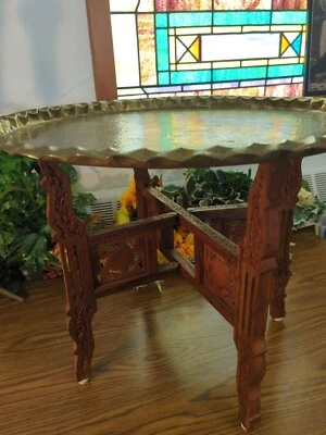 Mesa marroquí plegable asiática de latón redondo MCM moderno de mediados de siglo vintage  Foto 1 de 4