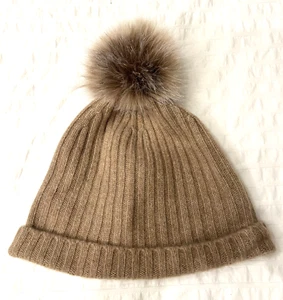 TAHARI 100% cashmere hat /Beanie with Faux Fur Pom - One Size - Brown Color - Picture 1 of 5