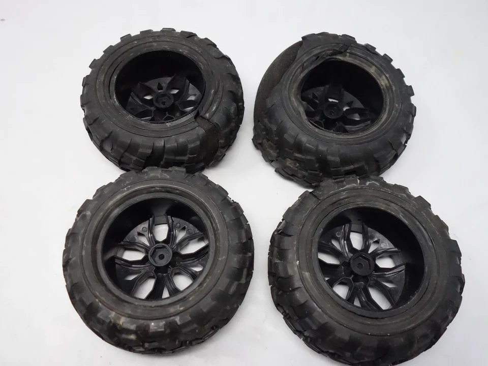 Jamara - Tiger - 4 Räder - schwarze Felgen - D 12,5 cm - B 5.5 cm -Reifen defekt - Bild 1 von 3