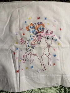 Vintage Raggedy Ann Andy auf Einhorn handbestickt Kissenhülle Musselin - Bild 1 von 7