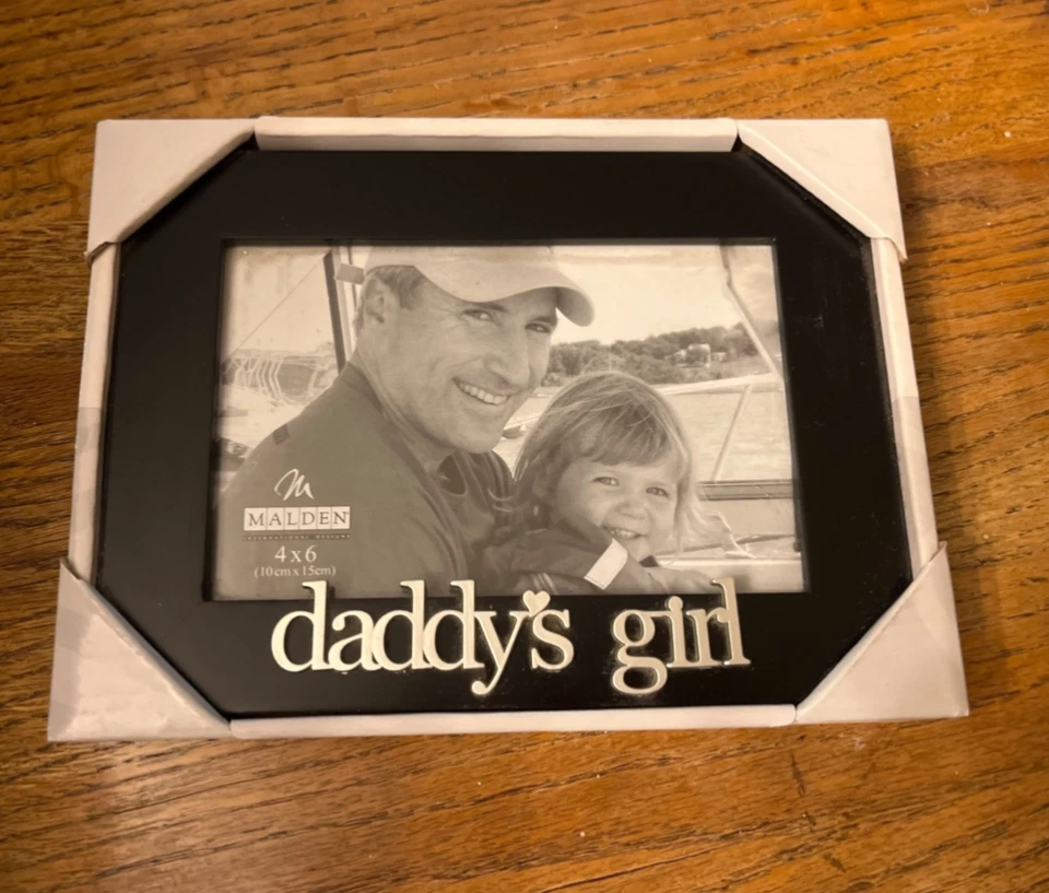 Malden Daddy's Girl Marco Negro 4 X 6 Letras Plateadas Nuevo Antiguo Stock Foto 1 de 1