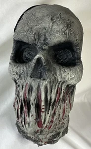 Halloween Requisiten Blutiger Untoter Skelettkopf mit dunklen hohlen Augen/Nase zum Aufhängen - Bild 1 von 8