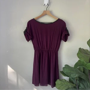 Mini Vestido Alice + Olivia Mezcla Seda Púrpura Negro Imitación Cuero Mangas con Pestaña Enrollable - Imagen 1 de 10