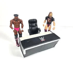 WWE Announcer Commentator Break Away Table Wrestling - Silla Inc y 2 figuras - Imagen 1 de 7