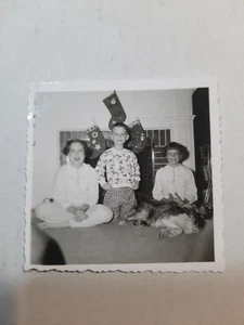 Foto instantánea vintage de los años 50 en blanco y negro 2 1/4" x 2 1/4" niños en pijama Navidad PB56 - Imagen 1 de 1