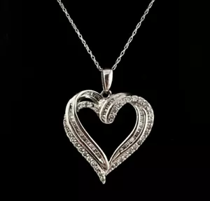 10 KT WHITE GOLD AND DIAMOND HEART PENDANT 3 GTW - Picture 1 of 6