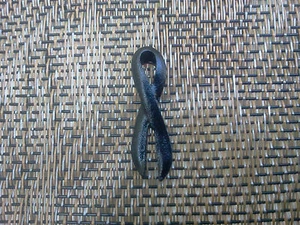 SCHMUCK 2 TRAUERNDES SCHWARZES BEWUSSTSEINSBAND ZINNSTIFTE GANZ NEU. - Bild 1 von 1