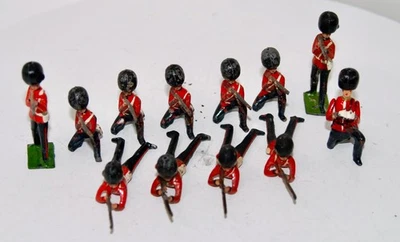 Guardias de granaderos británicos disparando 3 posiciones y oficial Foto 1 de 4