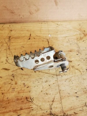 99-06 Yamaha TTR 250 TTR250 reposapiés izquierdo soporte de montaje de clavija Foto 1 de 4