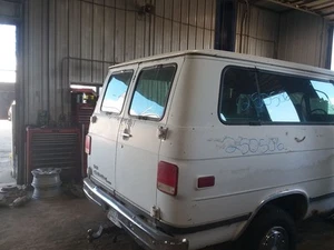 Intake Manifold 8-350 5.7L Fits 92-96 CHEVROLET 30 VAN 2074240 - Picture 1 of 7