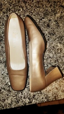 De Colección Nine West Puntera Cuadrada Años 90 Y2K Bloque Tacón Alto Cuero Dorado Silenciado Zapato de Bomba 7M Foto 1 de 4