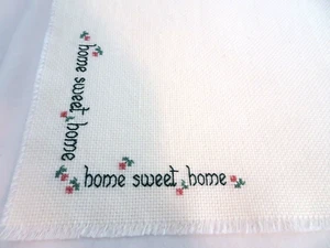 NUEVO Mantel Hecho a Mano Punto Cruzado-Centro-Pieza-Cubierta de Pan -HOGAR DULCE HOGAR - Imagen 1 de 5