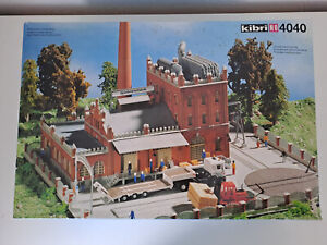 Kibri H0 4040 Spielwaren-Fabrik NEU Fabrik-Gebäude mit Drehscheibe + Zäunen HO