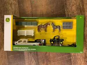 John Deere RSX860i Gator Hauling Set w/ horses, hay, trough & fencing 1:32 scale - Picture 1 of 6