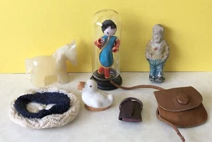 Vintage Puppenhaus Mini Miniaturen Lot Geldbörse Portemonnaie Hut Ente Puppe Comic Figur - Bild 1 von 7