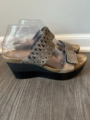 Sandalia de cuña sin cordones de bronce para mujer NAOT talla 7 Foto 1 de 4
