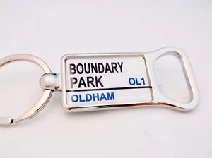 Oldham Stadium Straßenabzeichen Straßenschild Flaschenöffner Schlüsselanhänger Geschenk - Bild 1 von 2
