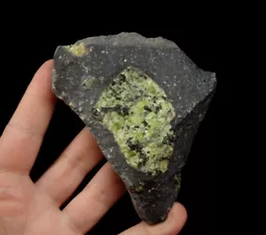 OLIVINA - FORSTERITE PERIDOT xenolite in basalto -- REP. CECO Smrčí /pf888 - Foto 1 di 12