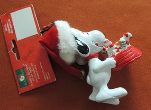 Vintage Peanuts Weihnachtsschmuck Kurt S. Adler Snoopy Weihnachtsmann mit Spielzeug Neu mit Etikett - Bild 1 von 5