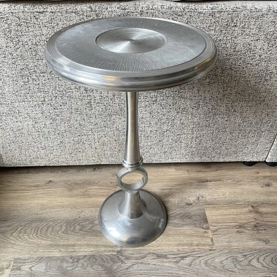 Tavolo da 15" in alluminio e metallo testurizzato con piano rotondo - Immagine 1 di 4