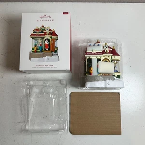 Hallmark Keepsake 2019 Kringle's Toy Shop adorno de árbol de vacaciones de Navidad - Imagen 1 de 14