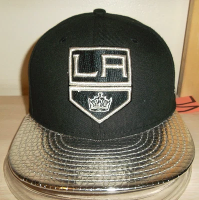 GORRA DE BÉISBOL LOS ANGELES KINGS-NUEVA ERA 59FIFTY 7 1/8-NEGRA-PLATEADA/SERPIENTE METÁLICA Foto 1 de 4