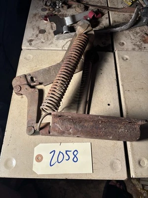 1968-74 AMC AMX, bisagra de capó delantero derecho Javelin con resorte Foto 1 de 4