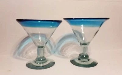2 VASOS MARGARITA SOPLADOS A MANO CON BORDE AZUL AGUA TURQUESA ~ MÉXICO ~ ARTÍCULOS DE BAR Foto 1 de 3