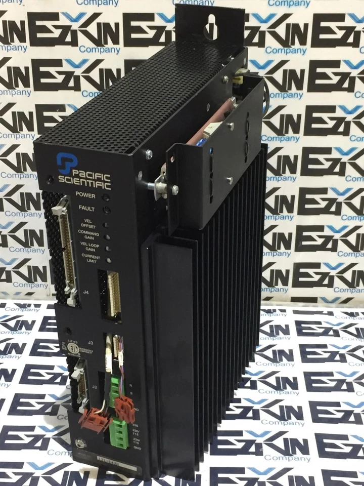 Controlador de movimiento Pacific Scientific 121-142H con módulo de servoaccionamiento SC453-040-08  Foto 1 de 4
