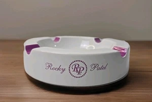 Rocky Patel Posacenere Ufficiale Ceramica 4 Poggiasigari Bianco/Viola 8,5 in Usato - Foto 1 di 19