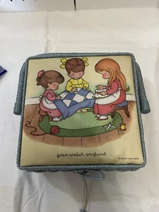 Joan Walsh Anglund Scatola da Cucito Tessuto Blu con Piccole Trapunte sul Coperchio 30,00 - Foto 1 di 4