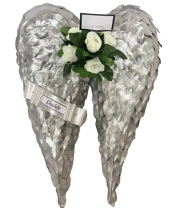 Alas de ángel seda artificial funeral flor homenaje bebé corona conmemorativa - Imagen 1 de 5