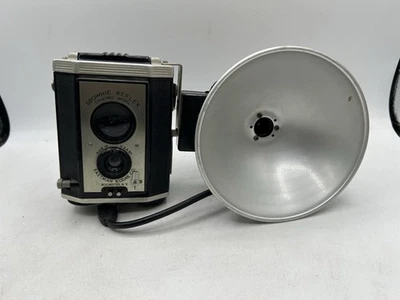 Modelo Kodak Brownie Reflex SYNCHRO de colección de los años 40 con flash hecho en EE. UU. Foto 1 de 4
