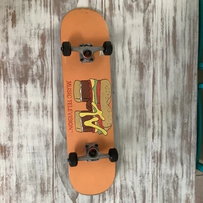 Monopatín Kryptonics MTV Music Television Burger 31" con ruedas negras MTV Foto 1 de 4