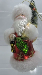 Babbo Natale ornamento stile vecchio mondo che tiene un albero di natale molto lucido - Foto 1 di 4