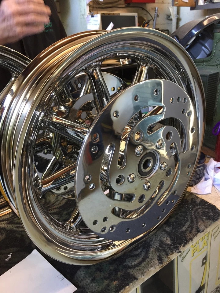 Llanta Harley-Davidson CROMADA 9 radios 00 a 08 Touring delantera o trasera Fat Boy Foto 1 de 4