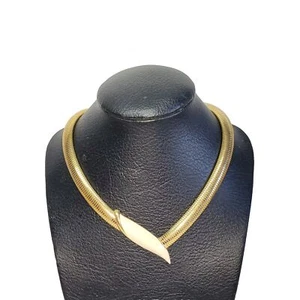 08K9 ANCIEN JOLI COLLIER RAS DE COU MONET CHOKER OMEGA EMAILLE CREME VINTAGE - Imagen 1 de 9