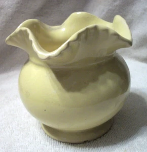 Jarrón amarillo Ardco - La parte superior con volantes - Altura: 4" - Ancho: 4" - Imagen 1 de 4