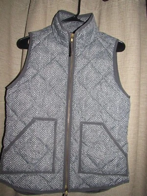 J. Chaleco acolchado Crew XS para mujer bolsillos cremallera frontal gris marfil espiga usado en excelente estado Foto 1 de 3