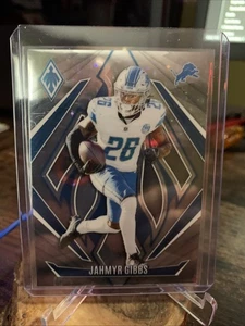 JAHMYR GIBBS 2024 PANINI PHOENIX FÚTBOL #69 ESTRELLAS/180! ¡Leones! - Imagen 1 de 2