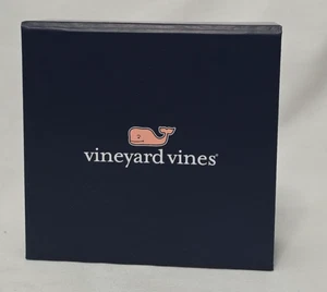 Vineyard Vines Geschenkbox marineblau 5" x 5" x 2" für Gürtel oder Krawatte - Bild 1 von 3
