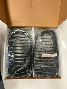 RADIATOR KIDNEY GRILLE NON OEM 33-9524-BAB - Picture 1 of 4