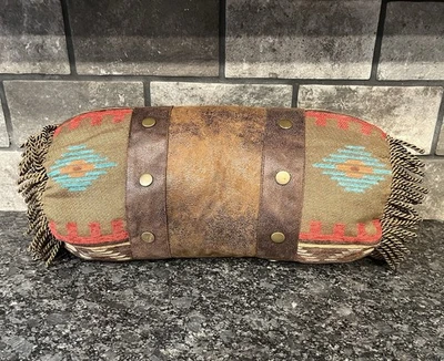 "Almohada enrollable de gamuza con flecos estilo azteca del suroeste de Carstens 20"" L x 8"" D" Foto 1 de 3