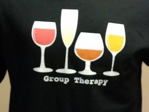 T-shirt grafica manica corta nera media amante del vino terapia di gruppo uomo - Foto 1 di 4