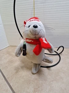 Coca Cola Marke Plüsch Grau Siegel 1998 Weihnachtsschmuck Logo Mütze Schal Flasche - Bild 1 von 9